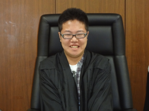 6月12日（火）第3回総合学習プログラム　『東京地裁　民事裁判ジュニアツアー』
裁判官の法服を着てにっこり